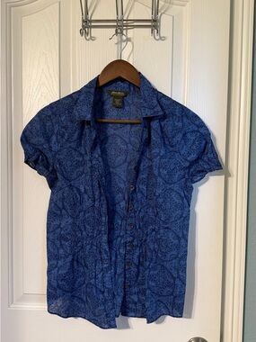 Eddie Bauer Blue Short-Sleeve Button Down Shirt with Subtle Medallion Print